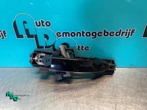 Gebruikte Portiergreep 2Deurs rechts Ford Fiesta 6 (JA8) 1.25 16V Prijs € 35,00 Margeregeling aangeboden door Autodemontagebedrijf Otte