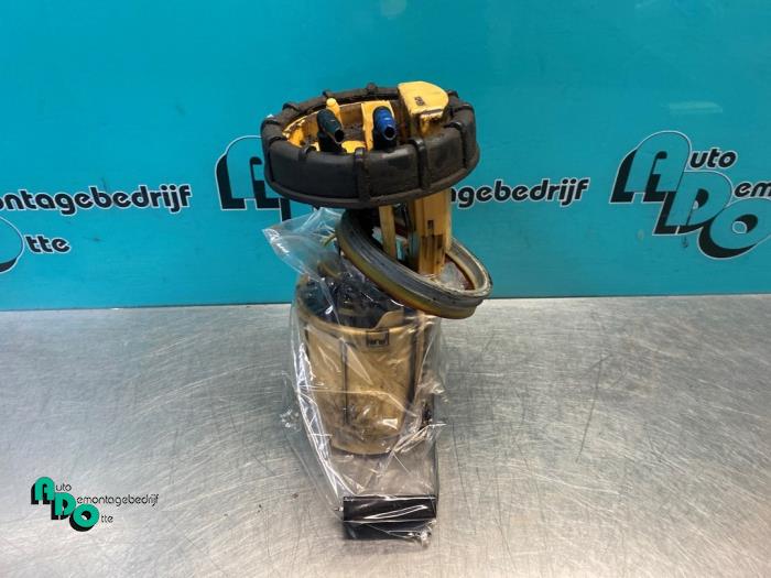 Gebruikte Tank element Pomp Volkswagen Caddy III (2KA,2KH,2CA,2CH) 2.0 SDI Prijs € 20,00 Margeregeling aangeboden door Autodemontagebedrijf Otte