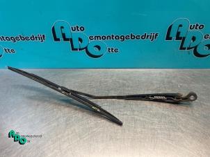 Gebruikte Ruitenwisserarm achter Volkswagen Caddy III (2KA,2KH,2CA,2CH) 2.0 SDI Prijs € 10,00 Margeregeling aangeboden door Autodemontagebedrijf Otte