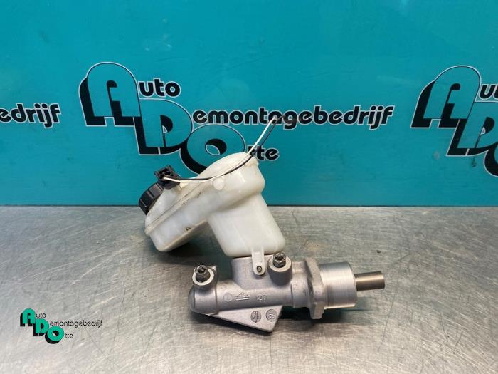 Gebruikte Hoofdremcilinder Renault Twingo II (CN) 1.2 Prijs € 15,00 Margeregeling aangeboden door Autodemontagebedrijf Otte