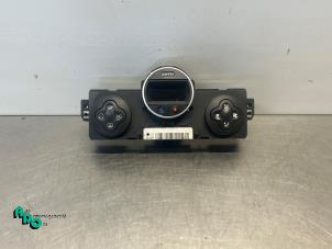 Gebruikte Chaufage Bedieningspaneel Renault Clio III (BR/CR) 1.4 16V Prijs € 20,00 Margeregeling aangeboden door Autodemontagebedrijf Otte