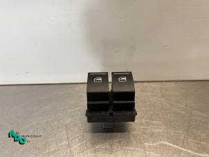 Gebruikte Raam schakelaar elektrisch Volkswagen Polo V (6R) 1.2 TDI 12V BlueMotion Prijs € 10,00 Margeregeling aangeboden door Autodemontagebedrijf Otte