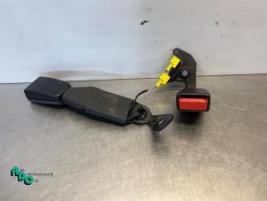 Gebruikte Veiligheidsgordel Insteek midden-achter Mercedes C (W204) 1.8 C-200K 16V Prijs € 25,00 Margeregeling aangeboden door Autodemontagebedrijf Otte