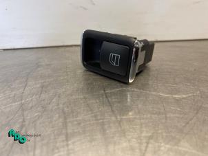 Gebruikte Elektrisch Raam Schakelaar Mercedes C (W204) 1.8 C-200K 16V Prijs € 10,00 Margeregeling aangeboden door Autodemontagebedrijf Otte