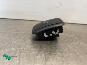 Gebruikte Schakelaar achterklep Mercedes C (W204) 1.8 C-200K 16V Prijs € 10,00 Margeregeling aangeboden door Autodemontagebedrijf Otte