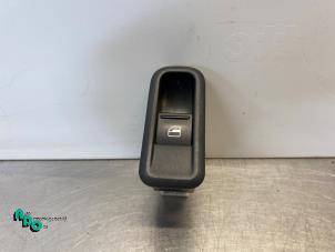 Gebruikte Elektrisch Raam Schakelaar Skoda Fabia II Combi 1.2i 12V Prijs € 5,00 Margeregeling aangeboden door Autodemontagebedrijf Otte