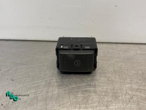 Gebruikte Schakelaar Mistlamp Skoda Fabia II Combi 1.2i 12V Prijs € 10,00 Margeregeling aangeboden door Autodemontagebedrijf Otte