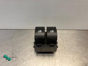 Gebruikte Ruit schakelaar elektrisch Fiat Grande Punto (199) 1.3 JTD Multijet 16V 85 Actual Prijs € 10,00 Margeregeling aangeboden door Autodemontagebedrijf Otte