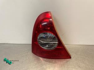 Gebruikte Achterlicht links Renault Clio II (BB/CB) 1.4 16V Prijs € 20,00 Margeregeling aangeboden door Autodemontagebedrijf Otte