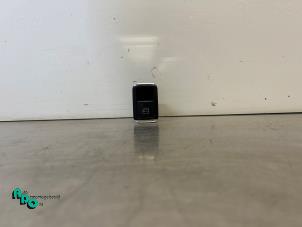 Gebruikte Ruit schakelaar elektrisch Mercedes C (W204) 1.8 C-200K 16V Prijs € 10,00 Margeregeling aangeboden door Autodemontagebedrijf Otte