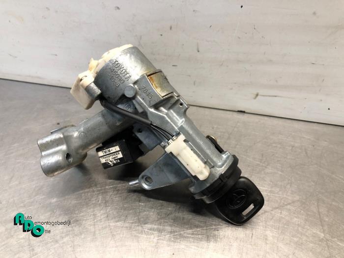 Kontaktslot + computer van een Toyota Starlet (EP9) 1.3,XLi,GLi 16V 1998