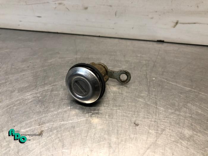 Kontaktslot + computer van een Toyota Starlet (EP9) 1.3,XLi,GLi 16V 1998