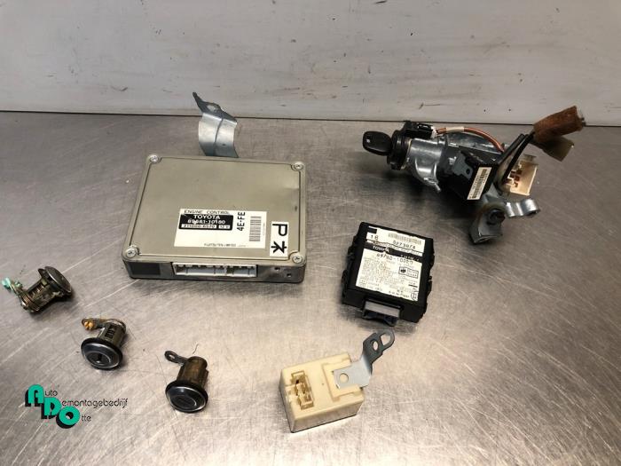 Kontaktslot + computer van een Toyota Starlet (EP9) 1.3,XLi,GLi 16V 1998