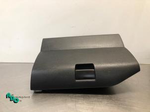 Gebruikte Handschoenenkastje Peugeot Partner Tepee (7A/B/C/D/E/F/G/J/P/S) 1.6 HDiF 90 16V Phase 1 Prijs € 20,00 Margeregeling aangeboden door Autodemontagebedrijf Otte