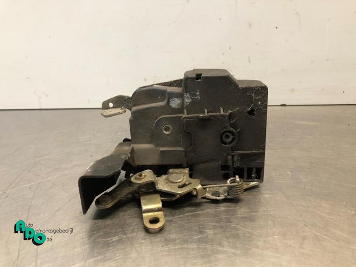 Deurslot Mechaniek 4Deurs links-achter van een BMW 3 serie (E30/2) (E30/4) 316i 1988