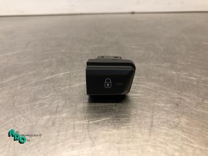 Gebruikte Centrale deurvergrendeling Schakelaar Peugeot 208 I (CA/CC/CK/CL) 1.0 Vti 12V PureTech Prijs € 5,00 Margeregeling aangeboden door Autodemontagebedrijf Otte
