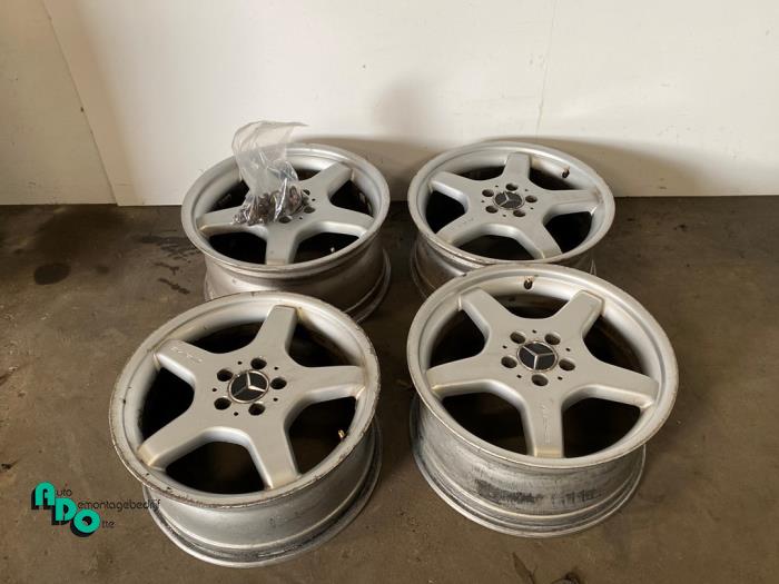 Gebruikte Velgen set Mercedes E (W211) 4.0 E-420 CDI V8 32V Prijs € 500,00 Margeregeling aangeboden door Autodemontagebedrijf Otte