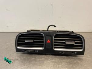 Gebruikte Luchtrooster Dashboard Volkswagen Golf VI (5K1) 1.2 TSI BlueMotion Prijs € 20,00 Margeregeling aangeboden door Autodemontagebedrijf Otte