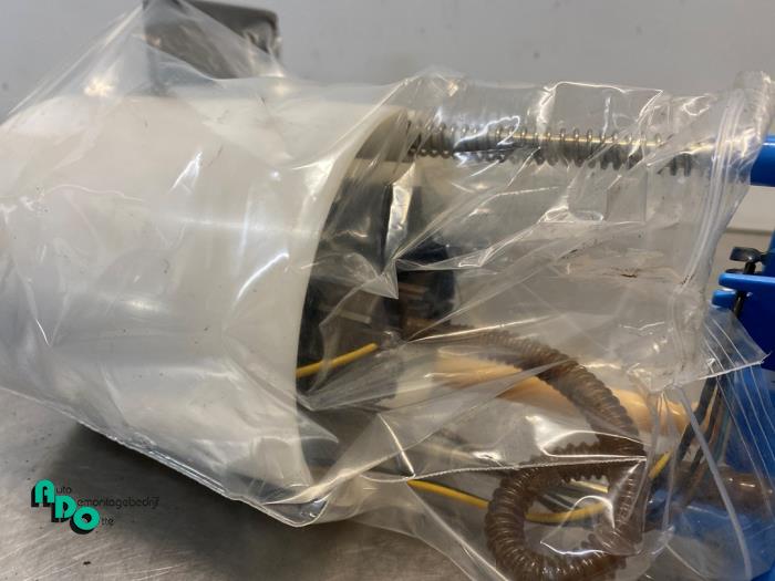 Brandstofpomp Elektrisch van een Volkswagen Golf VI (5K1) 1.2 TSI BlueMotion 2010