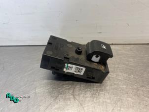 Gebruikte Schakelaar Elektrisch Raam Chevrolet Aveo (300) 1.2 16V Prijs € 10,00 Margeregeling aangeboden door Autodemontagebedrijf Otte