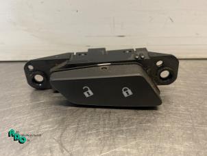 Gebruikte Schakelaar Centr. Deurvergrendeling Chevrolet Aveo (300) 1.2 16V Prijs € 10,00 Margeregeling aangeboden door Autodemontagebedrijf Otte