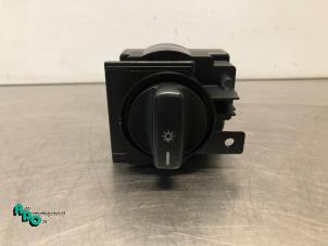 Gebruikte Schakelaar Licht Mercedes B (W245) 2.0 B-200 16V Prijs € 10,00 Margeregeling aangeboden door Autodemontagebedrijf Otte