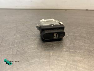 Gebruikte Schakelaar Centr. Deurvergrendeling Nissan Qashqai (J10) 2.0 16V 4x4 Prijs € 5,00 Margeregeling aangeboden door Autodemontagebedrijf Otte