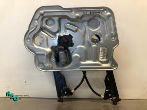 Gebruikte Ruitmechaniek 4Deurs links-voor Nissan Qashqai (J10) 2.0 16V 4x4 Prijs € 125,00 Margeregeling aangeboden door Autodemontagebedrijf Otte