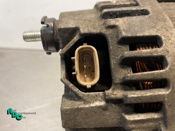 Dynamo van een Nissan Qashqai (J10) 2.0 16V 4x4 2009