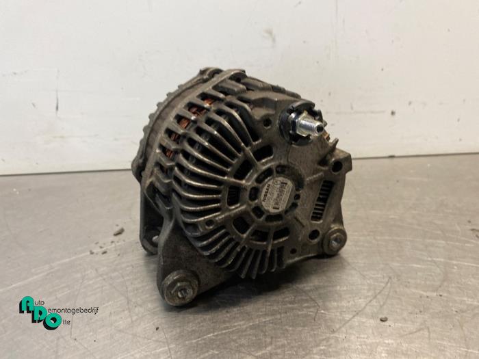 Dynamo van een Nissan Qashqai (J10) 2.0 16V 4x4 2009