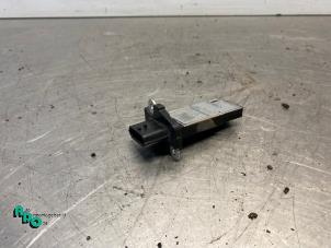 Gebruikte Luchtmassameter Nissan Qashqai (J10) 2.0 16V 4x4 Prijs € 10,00 Margeregeling aangeboden door Autodemontagebedrijf Otte