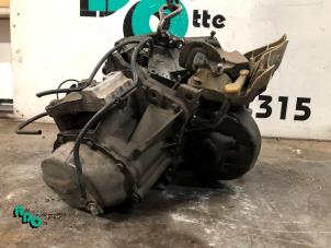 Gebruikte Versnellingsbak Peugeot 207 CC (WB) 1.6 16V THP Prijs € 175,00 Margeregeling aangeboden door Autodemontagebedrijf Otte