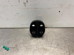 Gebruikte Elektrisch Raam Schakelaar Ford StreetKa 1.6i Prijs € 25,00 Margeregeling aangeboden door Autodemontagebedrijf Otte