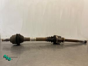 Gebruikte Aandrijfas rechts-voor Peugeot 207 CC (WB) 1.6 16V THP Prijs € 15,00 Margeregeling aangeboden door Autodemontagebedrijf Otte