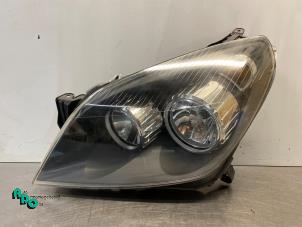 Gebruikte Koplamp links Opel Astra H SW (L35) 1.6 16V Twinport Prijs € 40,00 Margeregeling aangeboden door Autodemontagebedrijf Otte