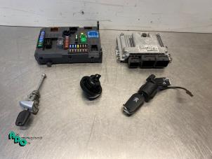 Gebruikte Kontaktslot + computer Peugeot 208 I (CA/CC/CK/CL) 1.4 16V Prijs € 95,00 Margeregeling aangeboden door Autodemontagebedrijf Otte