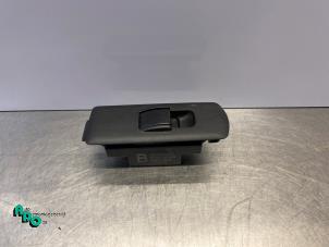 Gebruikte Elektrisch Raam Schakelaar Mitsubishi Colt (Z2/Z3) 1.3 16V Prijs € 5,00 Margeregeling aangeboden door Autodemontagebedrijf Otte