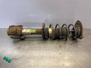 Gebruikte Mac Phersonpoot links-voor Mitsubishi Colt (Z2/Z3) 1.3 16V Prijs € 20,00 Margeregeling aangeboden door Autodemontagebedrijf Otte