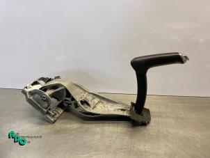 Gebruikte Handremhendel Ford Focus 3 Wagon 1.0 Ti-VCT EcoBoost 12V 125 Prijs € 25,00 Margeregeling aangeboden door Autodemontagebedrijf Otte