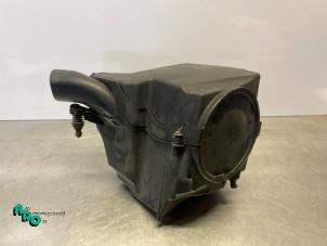 Gebruikte Luchtfilterhuis Ford Focus 3 Wagon 1.0 Ti-VCT EcoBoost 12V 125 Prijs € 20,00 Margeregeling aangeboden door Autodemontagebedrijf Otte