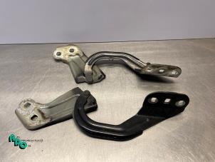 Gebruikte Motorkap Scharnier Ford Focus 3 Wagon 1.0 Ti-VCT EcoBoost 12V 125 Prijs € 20,00 Margeregeling aangeboden door Autodemontagebedrijf Otte