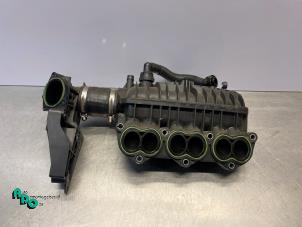 Gebruikte Spruitstuk Inlaat Ford Focus 3 Wagon 1.0 Ti-VCT EcoBoost 12V 125 Prijs € 20,00 Margeregeling aangeboden door Autodemontagebedrijf Otte