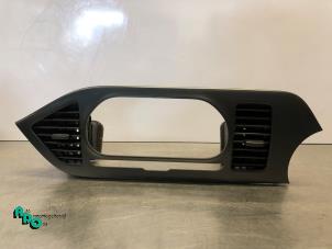 Gebruikte Luchtrooster Dashboard Kia Picanto (TA) 1.2 16V Prijs € 30,00 Margeregeling aangeboden door Autodemontagebedrijf Otte