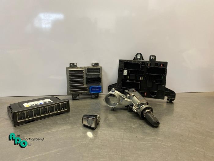 Gebruikte Kontaktslot + computer Opel Astra J (PC6/PD6/PE6/PF6) 1.4 Turbo 16V Prijs € 175,00 Margeregeling aangeboden door Autodemontagebedrijf Otte
