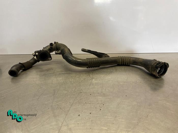 Gebruikte Intercooler Buis Renault Clio IV (5R) 0.9 Energy TCE 90 12V Prijs € 25,00 Margeregeling aangeboden door Autodemontagebedrijf Otte
