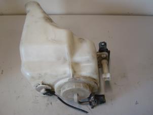 Gebruikte Ruitensproeiertank voor Mercedes E (C124) 2.3 230 CE Prijs € 15,00 Margeregeling aangeboden door Autodemontagebedrijf Otte