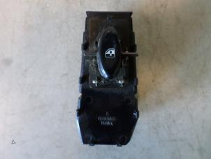 Gebruikte Schakelaar Elektrisch Raam Hyundai Coupe 2.0i 16V Prijs € 15,00 Margeregeling aangeboden door Autodemontagebedrijf Otte