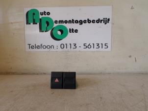 Gebruikte Paniekverlichtings Schakelaar Ford Mondeo III Wagon 2.0 TDCi 130 16V Prijs € 15,00 Margeregeling aangeboden door Autodemontagebedrijf Otte