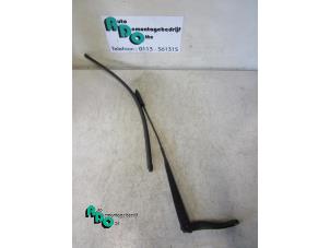 Gebruikte Ruitenwisserarm voor Renault Clio III (BR/CR) 1.5 dCi 85 Prijs € 15,00 Margeregeling aangeboden door Autodemontagebedrijf Otte