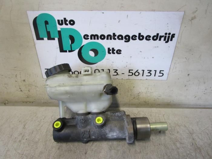 Gebruikte Hoofdremcilinder Mercedes Vito (638.0) 2.2 CDI 112 16V Prijs € 20,00 Margeregeling aangeboden door Autodemontagebedrijf Otte